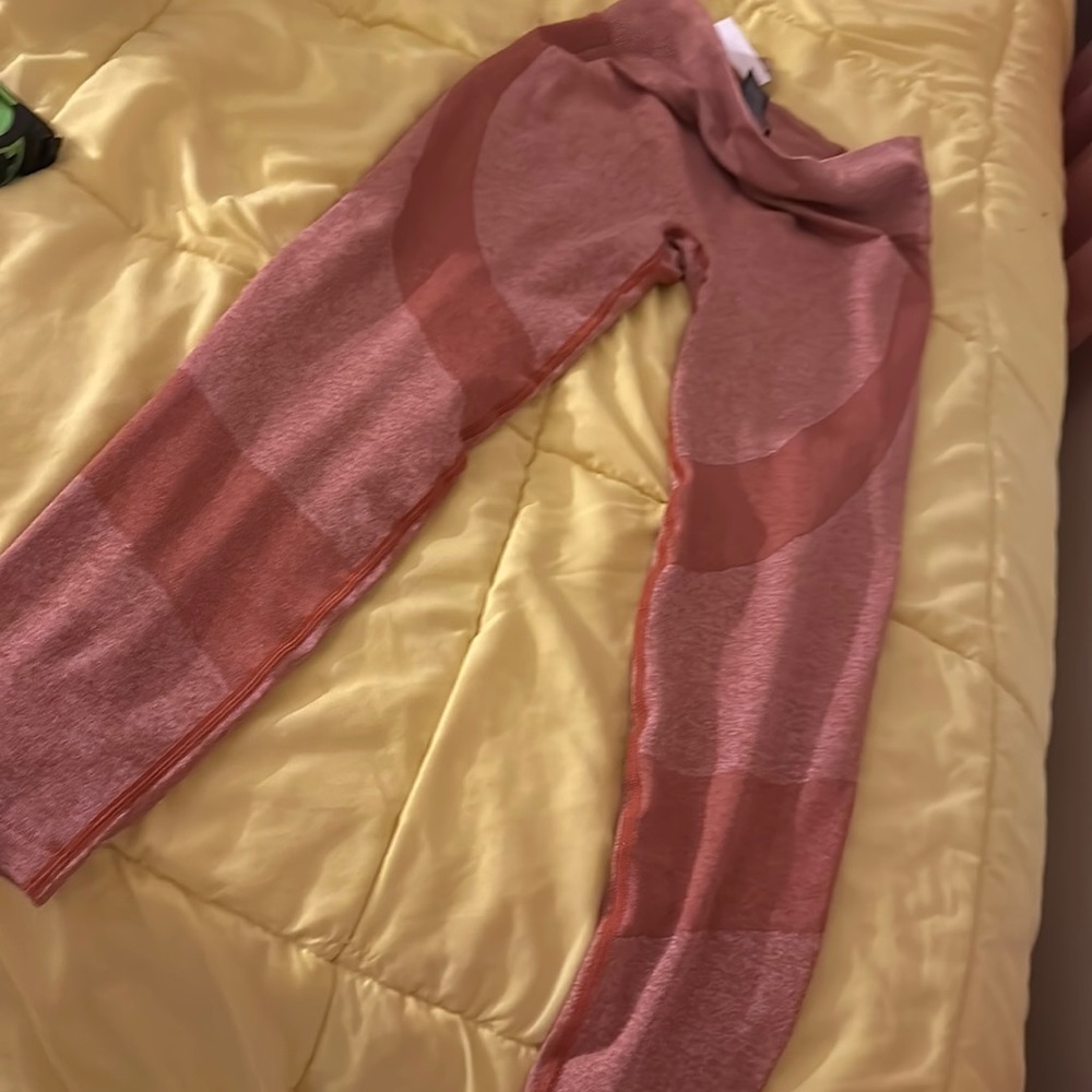 new!! PINK active leggings seemless size large.